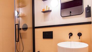 Habitación doble, no fumadores, baño privado | Baño | Ducha, artículos de higiene personal ecológicos y secador de pelo