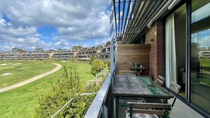 House | Outdoor dining - Studio on Golf Course Near Sandy Beach (Torroella de Montgrí)