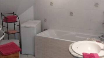 Baignoire Ă jets, sĂšche-cheveux, serviettes fournies, savon