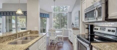 Kjøleskap, mikrobølgeovn, kokeplater og oppvaskmaskin