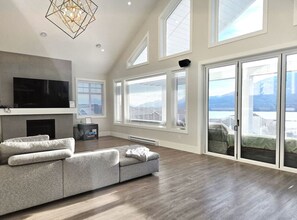 Una Smart TV, una chimenea