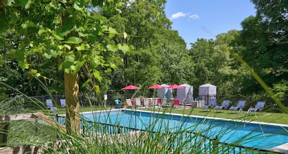 Charming 3bdr Magnolia cottage with heated saltwater pool, AC and WiFi in Amenia