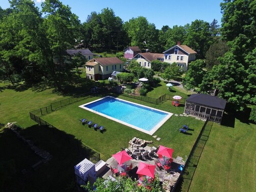 Charming 3bdr Magnolia cottage with seasonal heated pool, AC and WiFi in Amenia