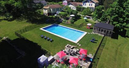 Charming 3bdr Magnolia cottage with seasonal heated pool, AC and WiFi in Amenia