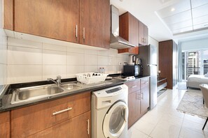 Kühlschrank, Mikrowelle, Herdplatte, Toaster