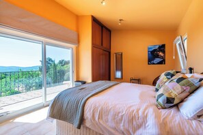 4 bedrooms, iron/ironing board, travel cot, free WiFi