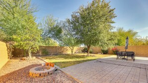 A backyard with a fire pit, patio furniture, and a brick patio. - 5 Mi to Downtown - Peaceful Home in Casa Grande (Casa Grande)