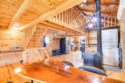 Bellevue Log Cabin w/ Gas Grill & Creek Access