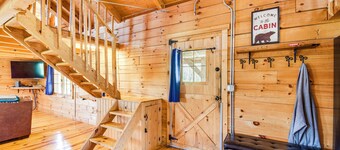 Bellevue Log Cabin w/ Gas Grill & Creek Access