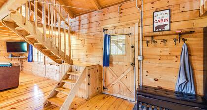 Bellevue Log Cabin w/ Gas Grill & Creek Access