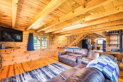 Bellevue Log Cabin w/ Gas Grill & Creek Access