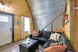 Interior - Serene Tazewell Cabin w/ Grill & Mountain Views! (Tazewell)