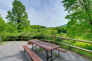 Interior - Serene Tazewell Cabin w/ Grill & Mountain Views! (Tazewell)