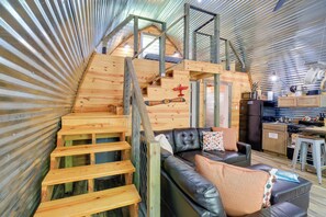Interior - Serene Tazewell Cabin w/ Grill & Mountain Views! (Tazewell)