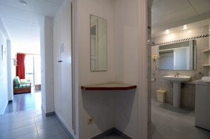 Apartment | Bathroom - Studio by Costa Brava Beach With Pool (Torroella de Montgrí)