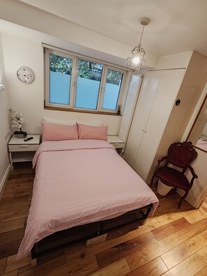 1 dormitorio, tabla de planchar con plancha, wifi y ropa de cama