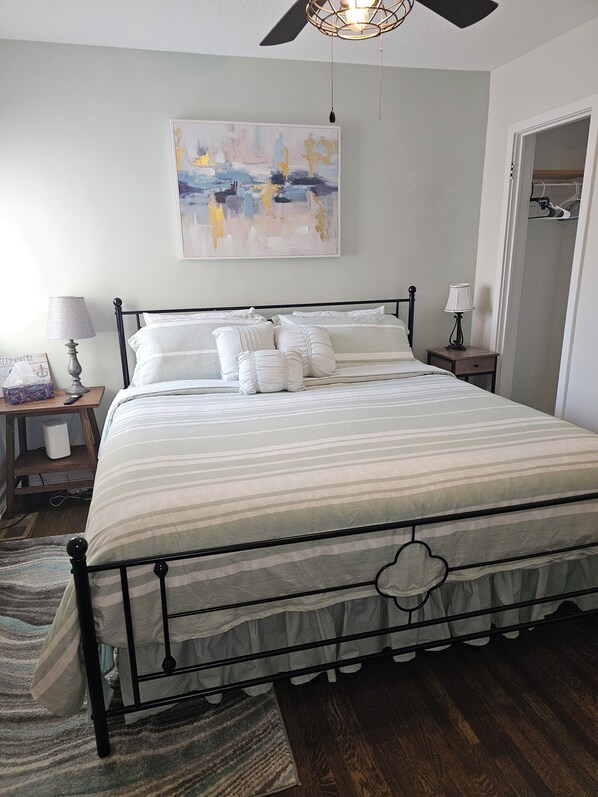 2 bedrooms, WiFi, bed sheets - Charming 2-bedroom apartment with AC, WIFI, Security Cameras at entrances. (Windsor)