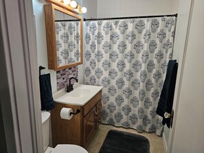 Hair dryer, towels, soap, toilet paper - Charming 2-bedroom apartment with AC, WIFI, Security Cameras at entrances. (Windsor)