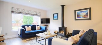 Carn Mor a beautifully furnished three -bed holiday home in Aviemore  with fire