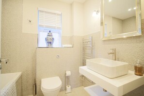 Secador de pelo, toallas