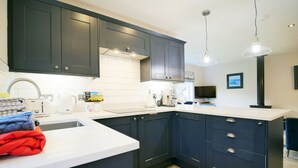 Fridge, microwave, oven, stovetop - Carn Mor a beautifully furnished three -bed holiday home in Aviemore  with fire (Aviemore)