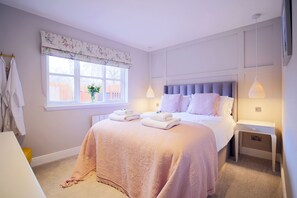 3 bedrooms, iron/ironing board, free WiFi, bed sheets - Carn Mor a beautifully furnished three -bed holiday home in Aviemore  with fire (Aviemore)