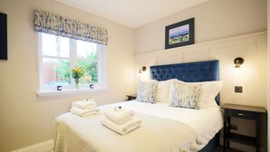 3 bedrooms, iron/ironing board, free WiFi, bed sheets - Carn Mor a beautifully furnished three -bed holiday home in Aviemore  with fire (Aviemore)
