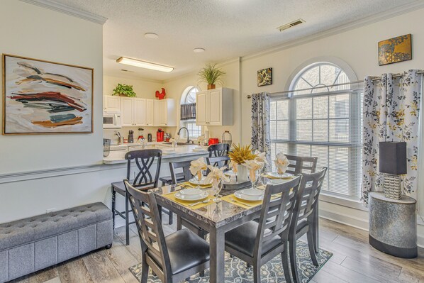 Apartment (2 Bedrooms) | Interior - Swim, Putt & Play: Central Condo in Myrtle Beach! (Myrtle Beach)