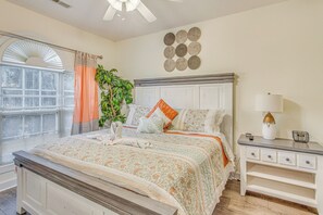 Apartment (2 Bedrooms) | Interior - Swim, Putt & Play: Central Condo in Myrtle Beach! (Myrtle Beach)