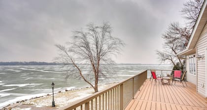 Home w/ Hot Tub & Dock on Howard Lake!