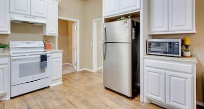 Apartment Half-mi to Downtown Guthrie!