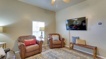 Apartment (3 Bedrooms) | Living area