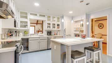 House (5 Bedrooms) | Interior