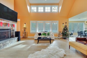 Interior - Secluded Family Home Near Hiking in Voluntown! (Voluntown)