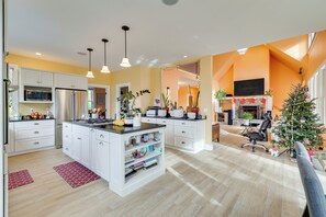 Interior - Secluded Family Home Near Hiking in Voluntown! (Voluntown)