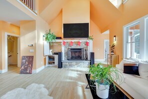 Interior - Secluded Family Home Near Hiking in Voluntown! (Voluntown)