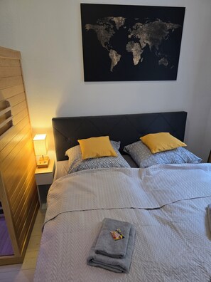 2 dormitorios, tabla de planchar con plancha, cuna de viaje