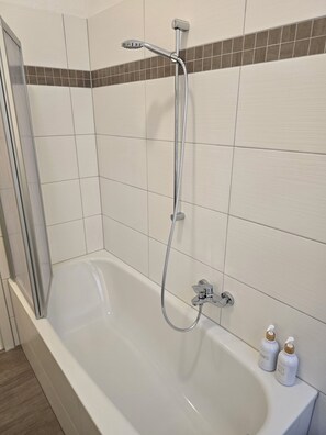 Asciugacapelli, asciugamani, sapone, shampoo