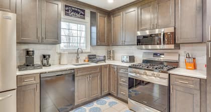 4 Mi to Hudson River: Cozy Newburgh Home!