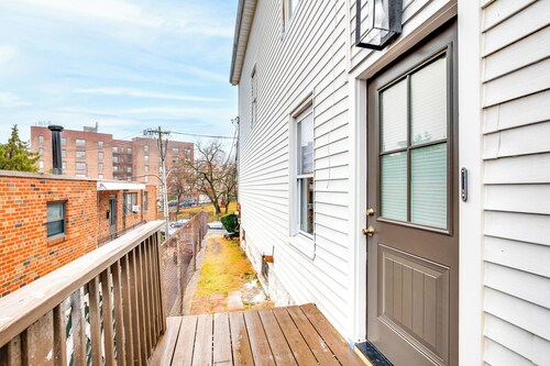 Centrally Located & Pet Friendly: Yonkers Studio!