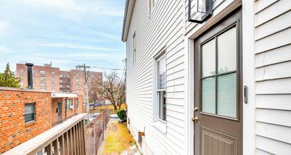 Centrally Located & Pet Friendly: Yonkers Studio!