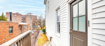 Centrally Located & Pet Friendly: Yonkers Studio!