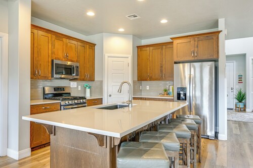 Hike, Bike & Swim: Utah Family Home w/ Mtn Views!