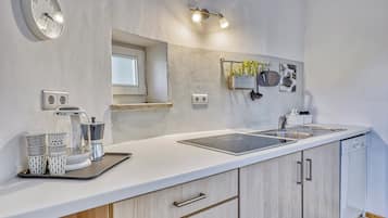 Kühlschrank, Mikrowelle, Herdplatte, Geschirrspüler