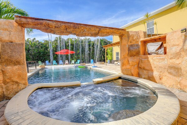 Villa (5 Bedrooms) | Front of property