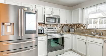 3 Mi to Marina: Riverview Family Home w/ Lanai!