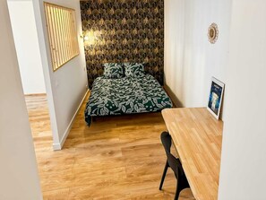 1 slaapkamer, een strijkplank/strijkijzer, wifi, beddengoed