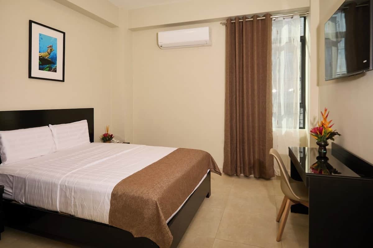 Quarto casal standard, vista para a piscina | 1 quarto, escrivaninha, espaço de trabalho para notebook