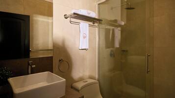 Un baño moderno con bañera, inodoro y cabina de ducha de vidrio.