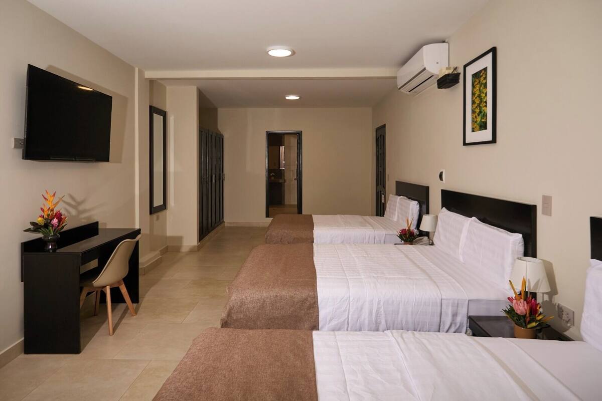 Quarto triplo, vista para a cidade | 1 quarto, escrivaninha, espaço de trabalho para notebook